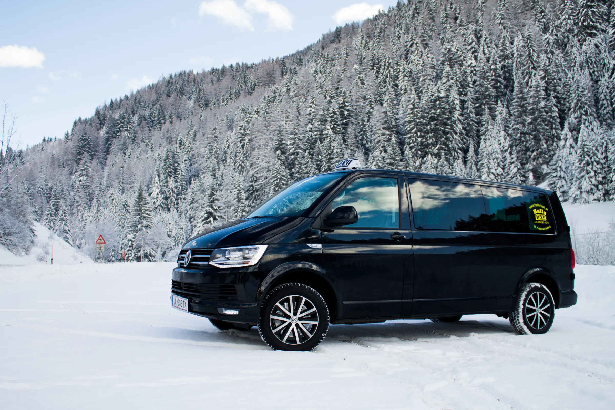Hallo Taxi VW T6 im Schnee am Arlberg, Flughafentransfer St. Anton