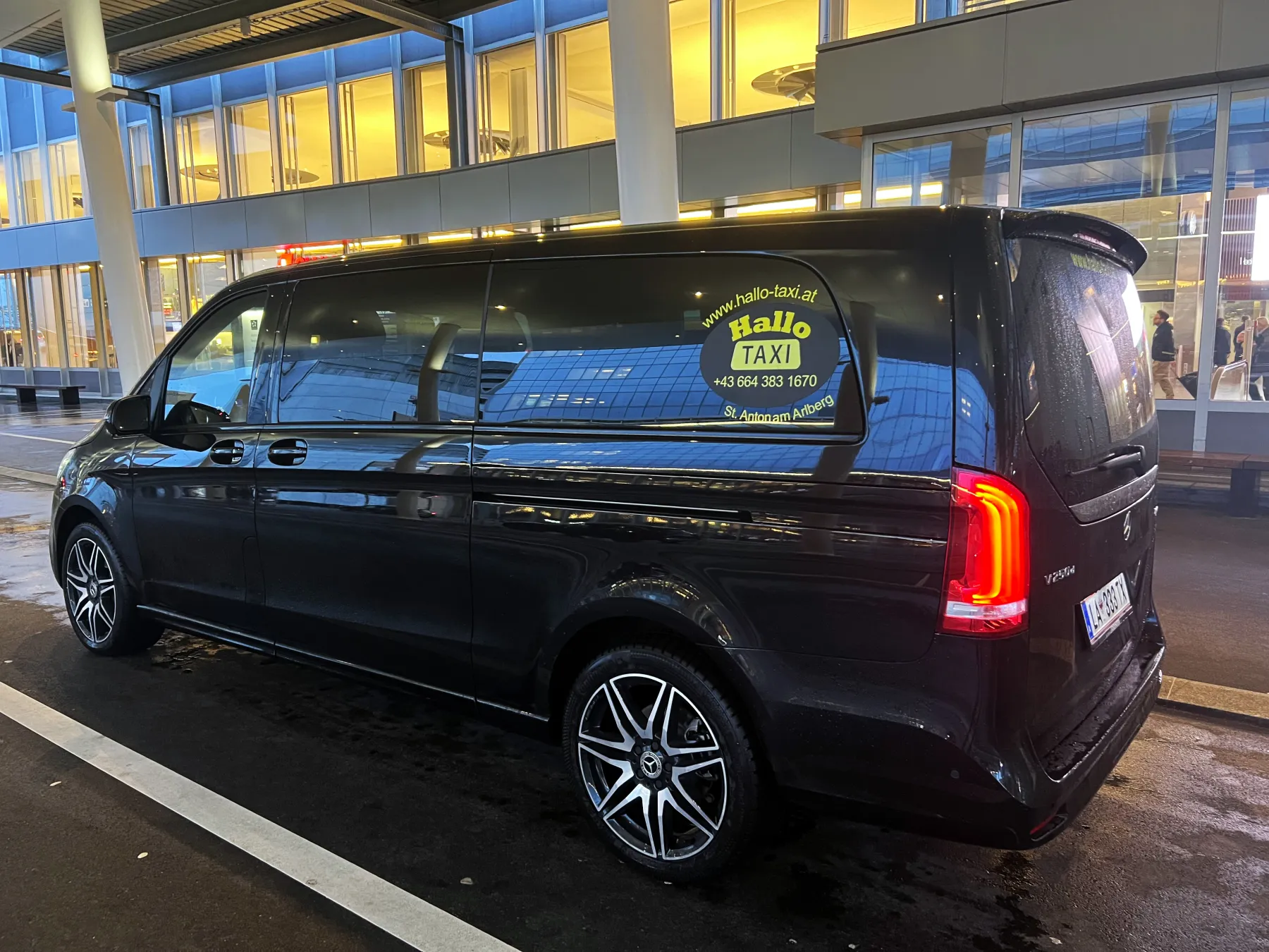 Mercedes V-Klasse von Hallo Taxi am Flughafen