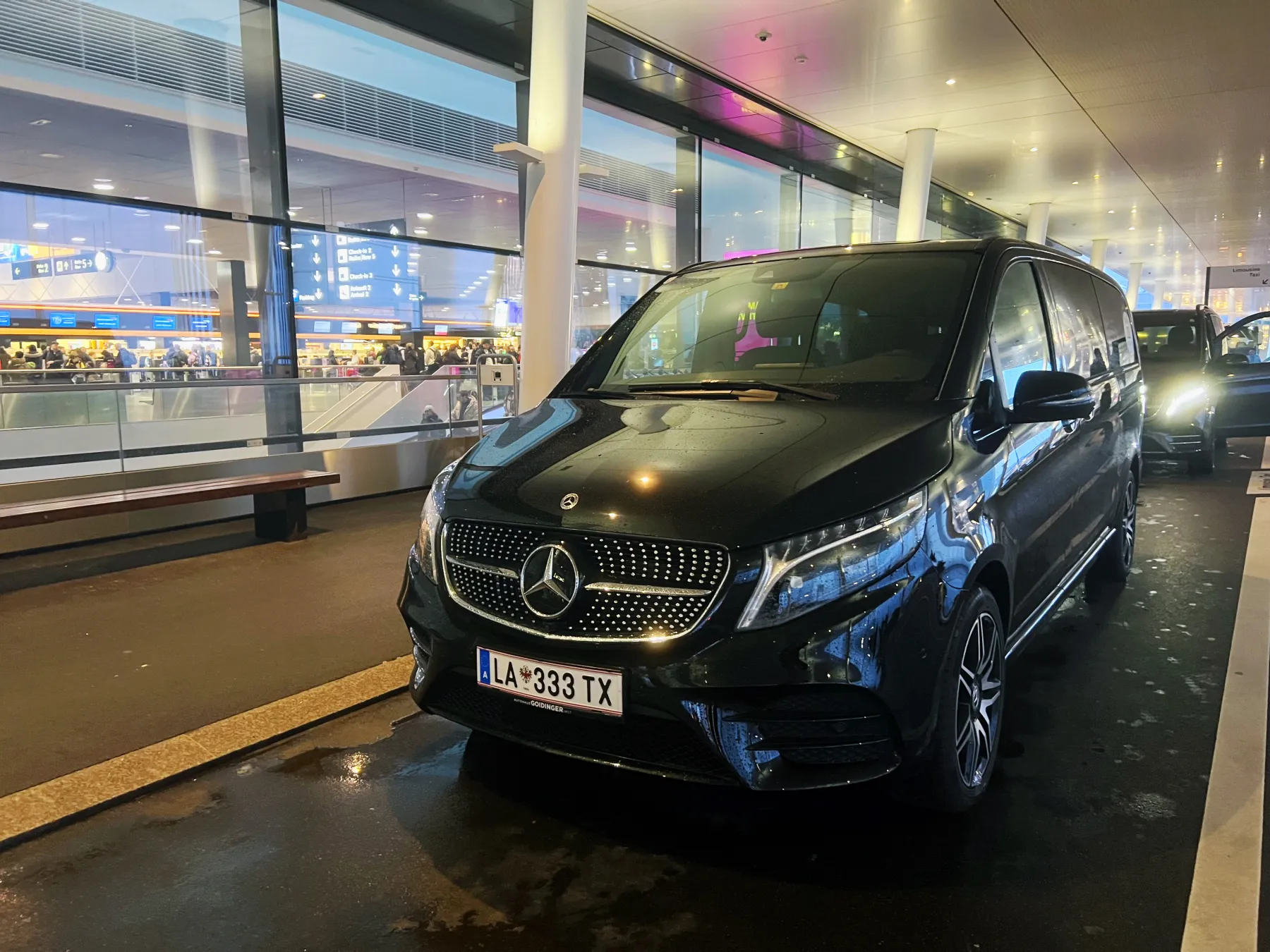 Mercedes V-Klasse von Hallo Taxi beim Flughafentransfer