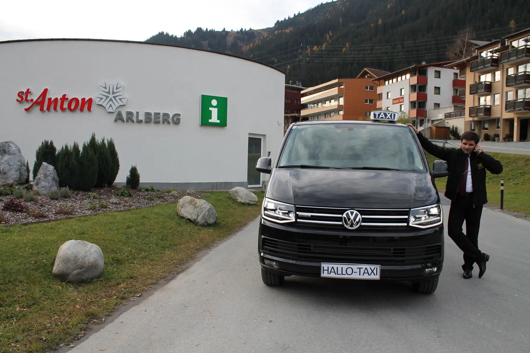 VW T6 von Hallo Taxi vor der St. Anton am Arlberg Info